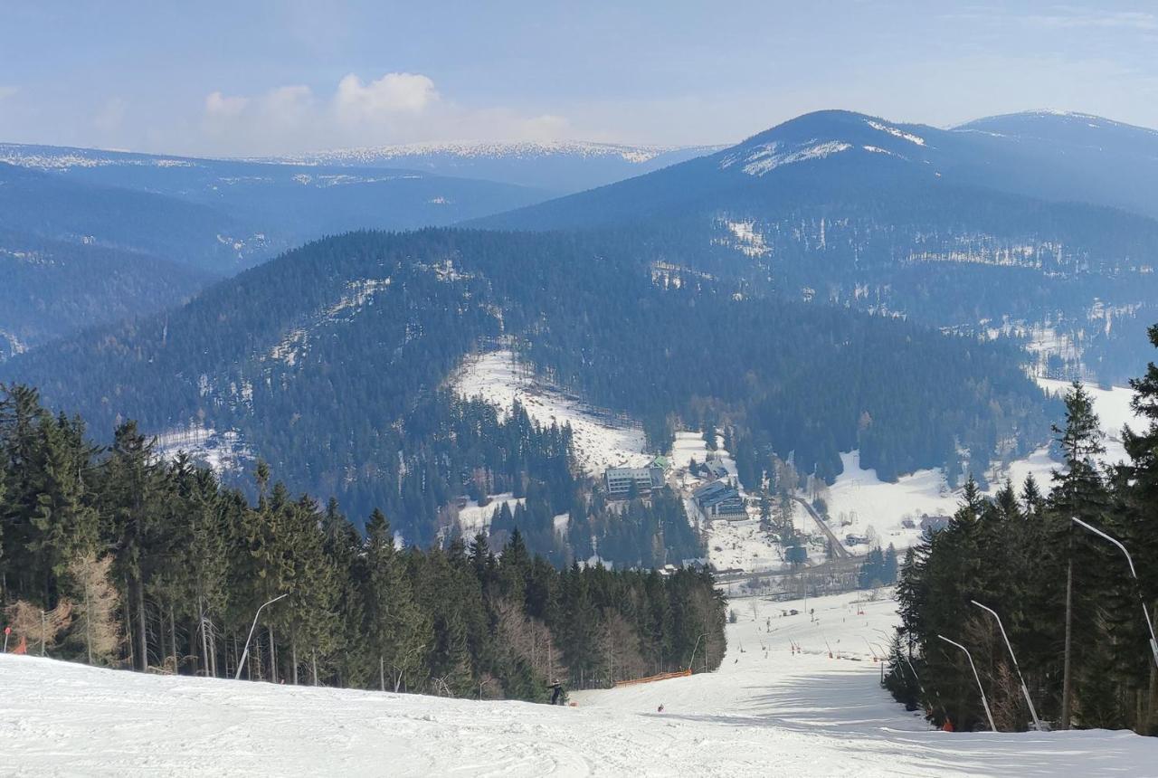 Enjoyharrachov - Atraktivni Slunny Klimatizovany Apartman 14 V Centru Harrachova Se Saunou, Parkovanim, Wifi-Wlan, Sat, Herni Konzoli, Pc S Win 10, Netflix Zdarma A Moznosti Dobijeni Auta S Jedinecnym Vyhledem Na Certovu Horu Se Skokanskymi Mustky Екстериор снимка