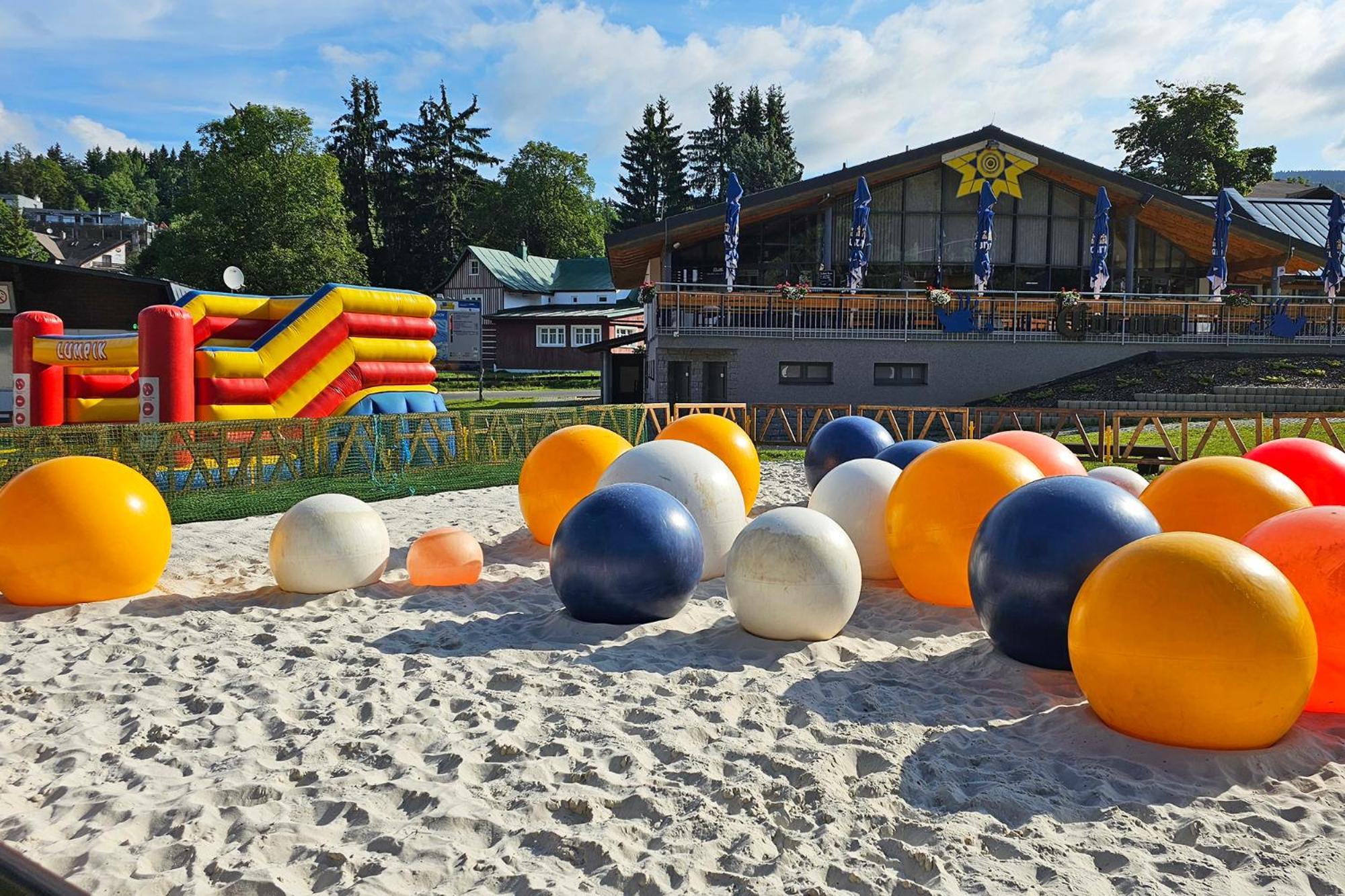 Enjoyharrachov - Atraktivni Slunny Klimatizovany Apartman 14 V Centru Harrachova Se Saunou, Parkovanim, Wifi-Wlan, Sat, Herni Konzoli, Pc S Win 10, Netflix Zdarma A Moznosti Dobijeni Auta S Jedinecnym Vyhledem Na Certovu Horu Se Skokanskymi Mustky Екстериор снимка