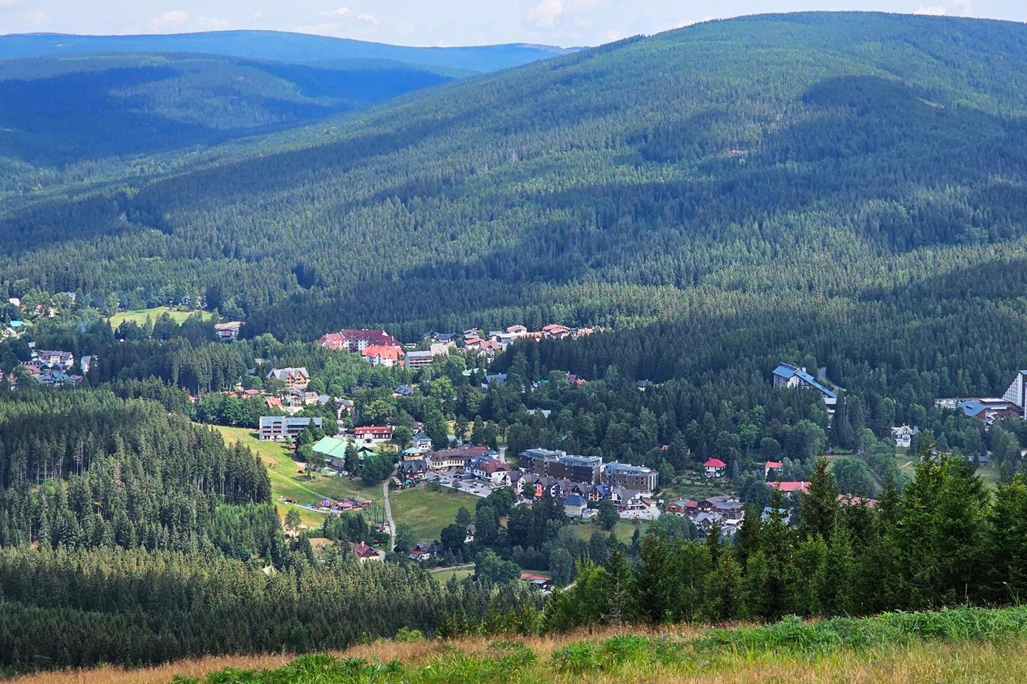 Enjoyharrachov - Atraktivni Slunny Klimatizovany Apartman 14 V Centru Harrachova Se Saunou, Parkovanim, Wifi-Wlan, Sat, Herni Konzoli, Pc S Win 10, Netflix Zdarma A Moznosti Dobijeni Auta S Jedinecnym Vyhledem Na Certovu Horu Se Skokanskymi Mustky Екстериор снимка